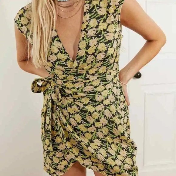 NWT Urban Outfitters Sun Floral Collar Mini Wrap Dress Sz XS Summer 90s Y2K - Picture 1 of 11